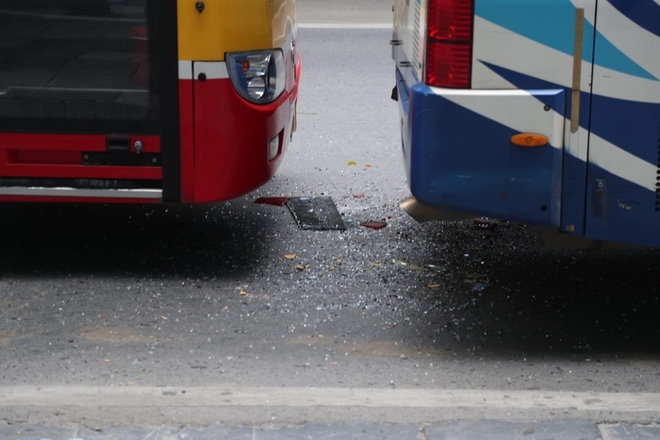 Hà Nội: Tai nạn liên hoàn giữa 3 xe buýt khi vào bến đón, trả khách - Ảnh 4.