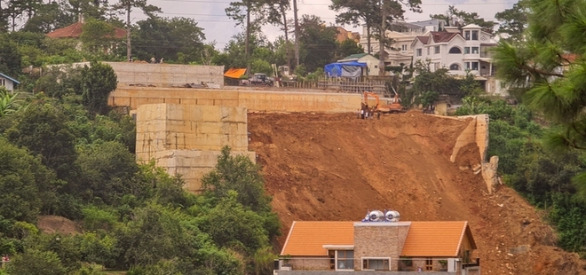 Toàn cảnh khu vực sạt lở kinh hoàng ở Đà Lạt khiến 2 người chết, một ngôi nhà đổ sập hoàn toàn - Ảnh 5.