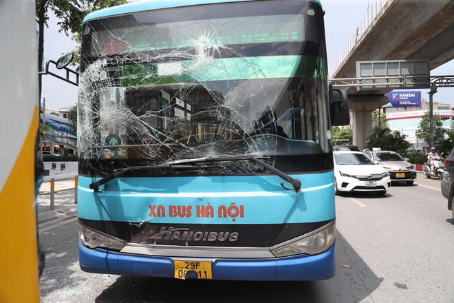 Hà Nội: Tai nạn liên hoàn giữa 3 xe buýt khi vào bến đón, trả khách - Ảnh 3.
