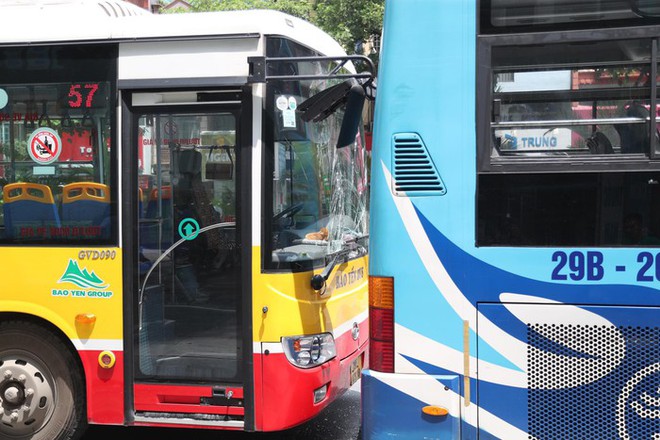 Hà Nội: Tai nạn liên hoàn giữa 3 xe buýt khi vào bến đón, trả khách - Ảnh 2.