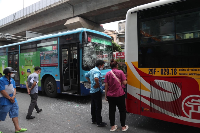 Hà Nội: Tai nạn liên hoàn giữa 3 xe buýt khi vào bến đón, trả khách - Ảnh 1.