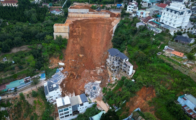 Toàn cảnh khu vực sạt lở kinh hoàng ở Đà Lạt khiến 2 người chết, một ngôi nhà đổ sập hoàn toàn - Ảnh 1.