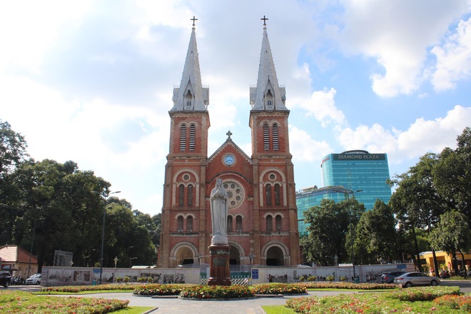 Nhà thờ Đức Bà TP.HCM được ca ngợi là 1 trong 10 nhà thờ tráng lệ nhất châu Á - Ảnh 1.