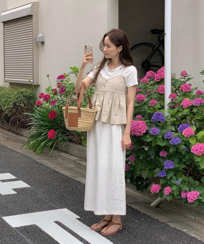 Kh&ocirc;ng phải ch&acirc;n v&aacute;y đen, ch&acirc;n v&aacute;y trắng mới l&agrave; xu hướng h&egrave; năm nay - Ảnh 5.