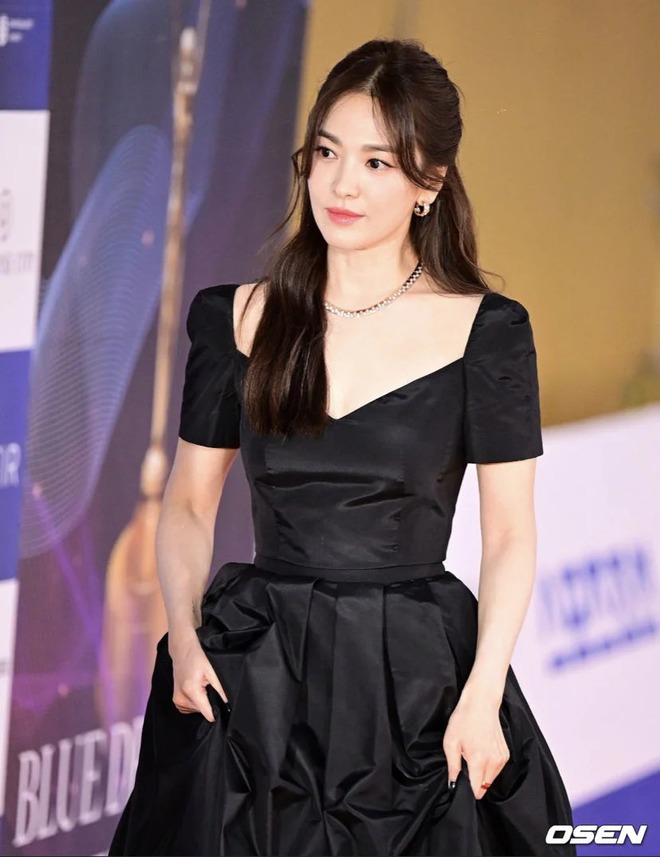 Đang rưng rưng, Song Hye Kyo bỗng bật cười khi khán giả hét toáng lên 1 câu giữa lúc nhận giải Daesang Rồng Xanh - Ảnh 4.