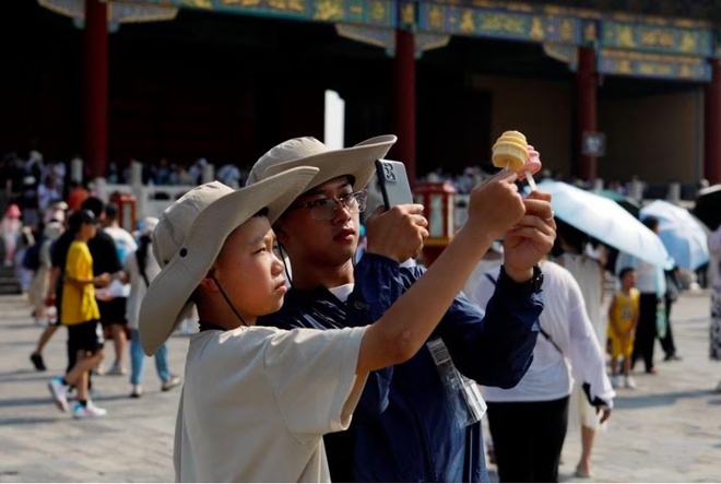 Thời trang chống nắng thịnh hành ở Trung Quốc khi nhiệt độ tăng cao kỷ lục - Ảnh 4.