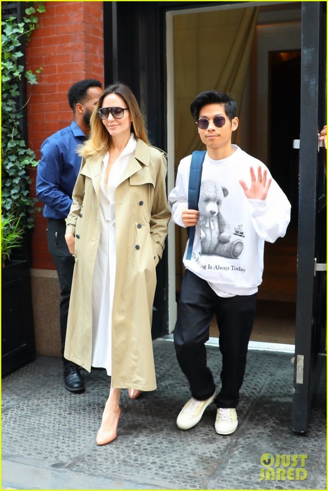 Angelina Jolie thanh lịch xuống phố c&ugrave;ng con trai nu&ocirc;i gốc Việt - Ảnh 8.