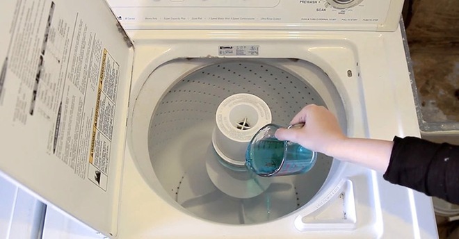 C&ocirc;ng tắc ẩn tr&ecirc;n m&aacute;y giặt gi&uacute;p bạn vệ sinh m&aacute;y giặt dễ d&agrave;ng hơn - Ảnh 3.