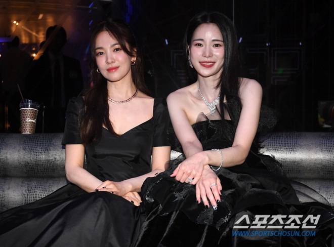 V&igrave; sao Song Joong Ki bị r&eacute;o gọi khi &ldquo;&aacute;c nữ&rdquo; Lim Ji Yeon chụp h&igrave;nh với Song Hye Kyo v&agrave; mỹ nh&acirc;n n&agrave;y ở Rồng Xanh? - Ảnh 2.