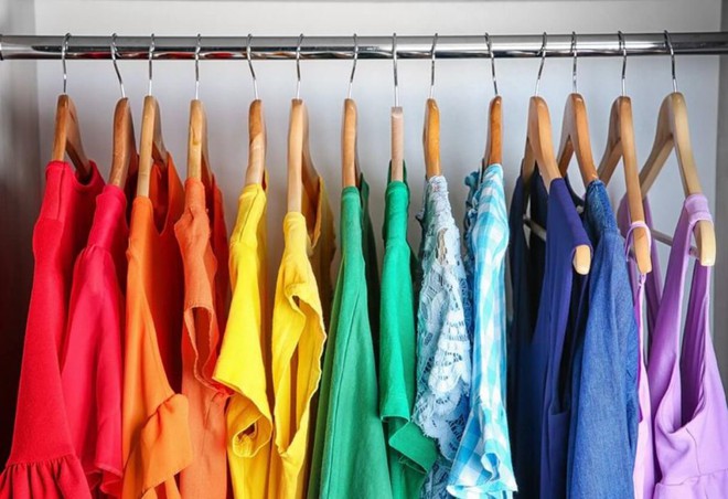 Sắp xếp tủ quần áo có thể đem lại nhiều lợi ích bất ngờ - Ảnh 1.