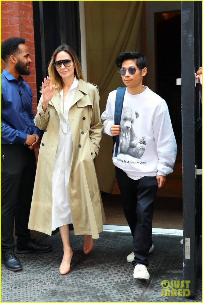 Angelina Jolie thanh lịch xuống phố c&ugrave;ng con trai nu&ocirc;i gốc Việt - Ảnh 6.