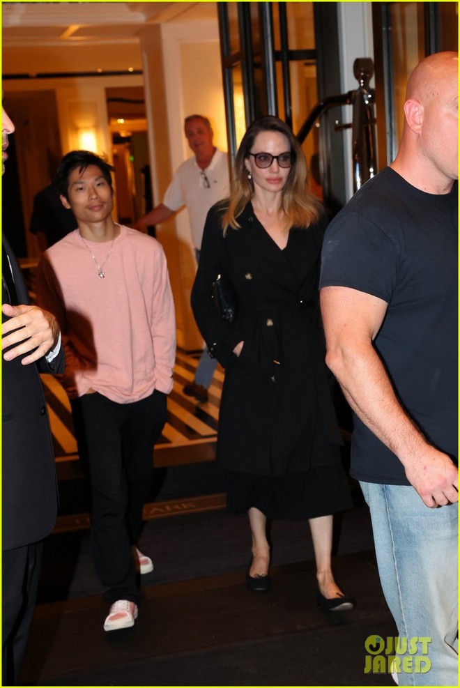 Angelina Jolie thanh lịch xuống phố c&ugrave;ng con trai nu&ocirc;i gốc Việt - Ảnh 4.