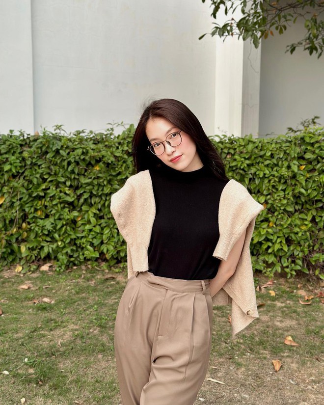 Diện &aacute;o thun thanh lịch như MC Kh&aacute;nh Vy - Ảnh 4.