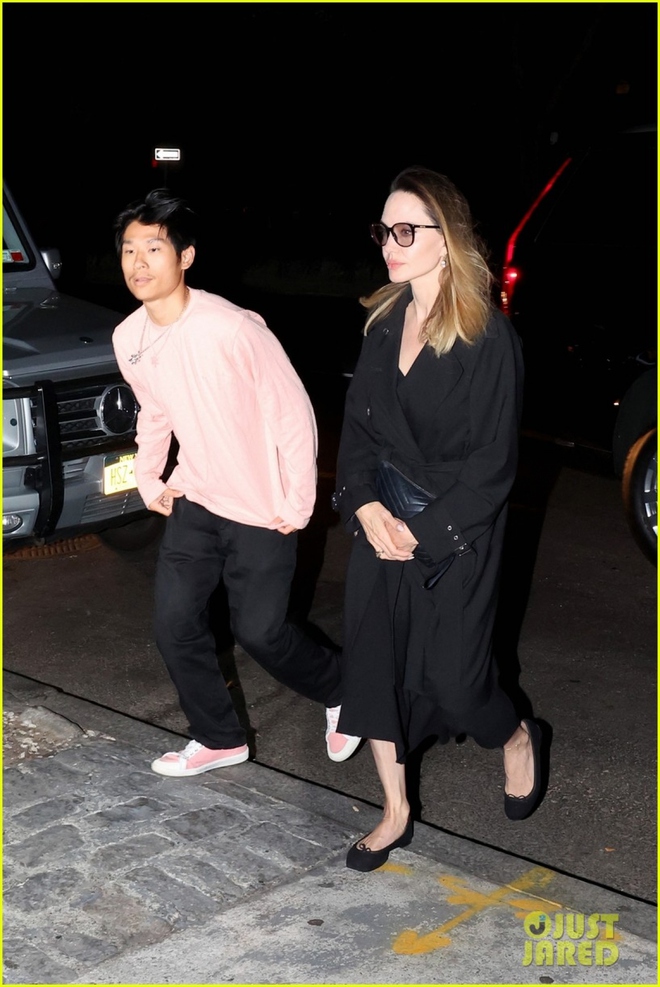 Angelina Jolie thanh lịch xuống phố c&ugrave;ng con trai nu&ocirc;i gốc Việt - Ảnh 3.