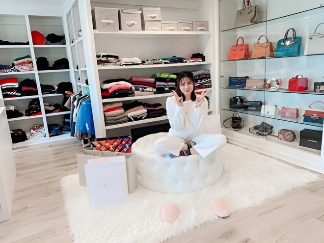 Con d&acirc;u tỷ ph&uacute; Ho&agrave;ng Kiều: U40 vẫn gợi cảm, sống sang chảnh như b&agrave; ho&agrave;ng - Ảnh 4.