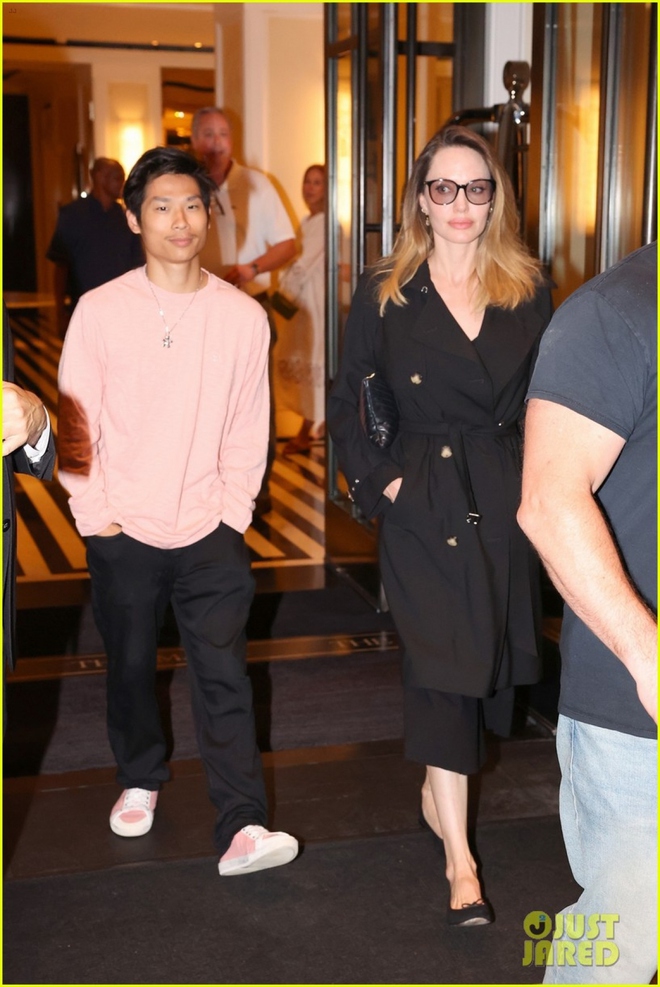 Angelina Jolie thanh lịch xuống phố c&ugrave;ng con trai nu&ocirc;i gốc Việt - Ảnh 1.