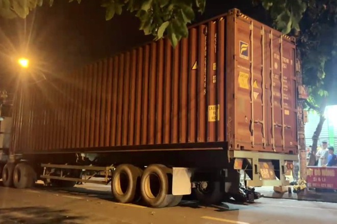 Sau âm thanh lớn, 1 người nằm chết cạnh xe container ở TP HCM - Ảnh 1.