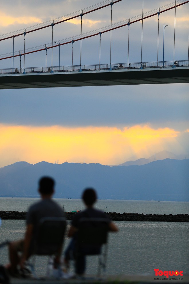 Ngắm ho&agrave;ng h&ocirc;n l&atilde;ng mạn b&ecirc;n bờ s&ocirc;ng H&agrave;n - Ảnh 12.