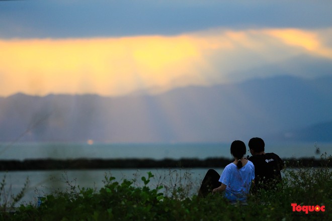 Ngắm hoàng hôn lãng mạn bên bờ sông Hàn - Ảnh 9.