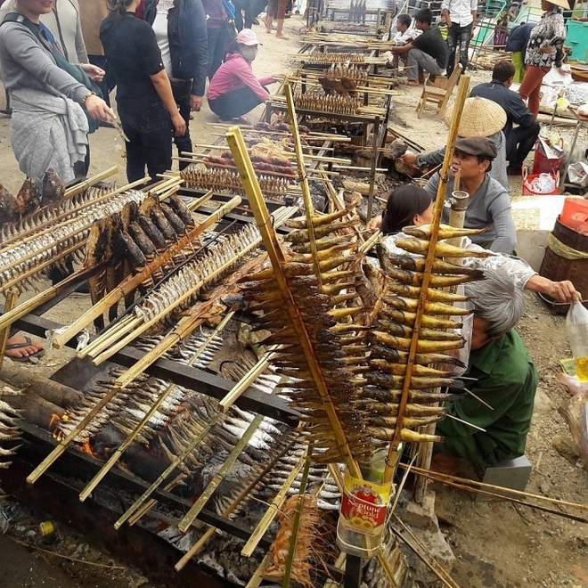 Đ&ecirc;́n Bắc Kạn thưởng thức đặc sản cá nướng Pác Ngòi d&acirc;n dã, đ&acirc;̣m vị núi rừng - Ảnh 4.