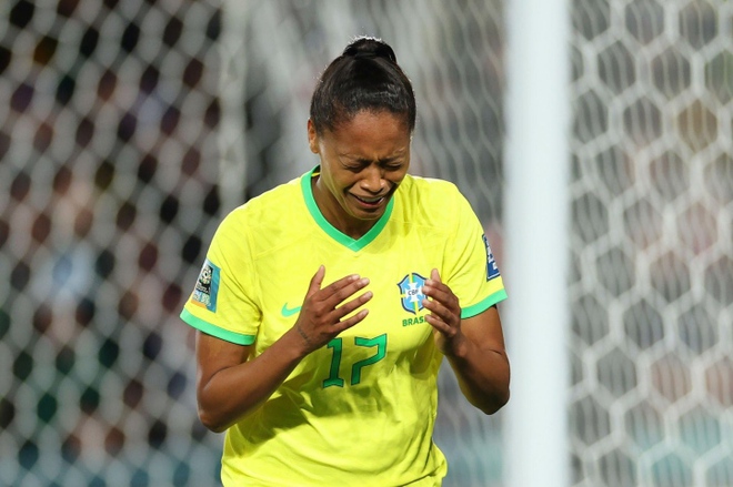 World Cup nữ 2023: Tiền đạo Brazil bật khóc khi lập hat-trick đầu tiên của giải - Ảnh 1.