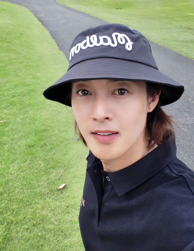 Nam diễn vi&ecirc;n Vườn Sao Băng chơi golf, du lịch tại Việt Nam - Ảnh 1.