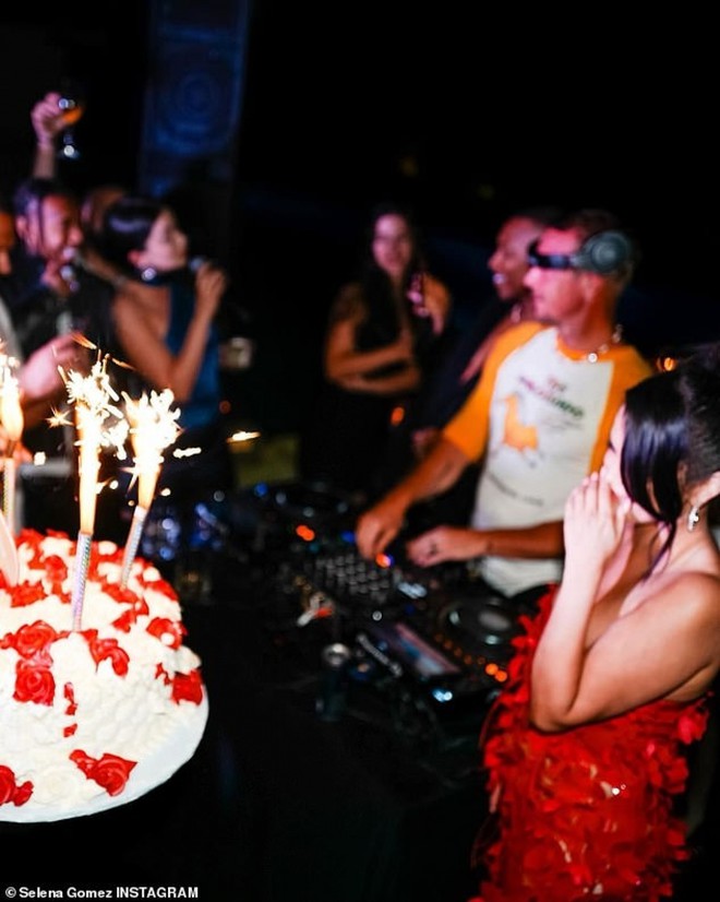B&ecirc;n trong bữa tiệc sinh nhật lần thứ 31 to&agrave;n sao của Selena Gomez - Ảnh 9.