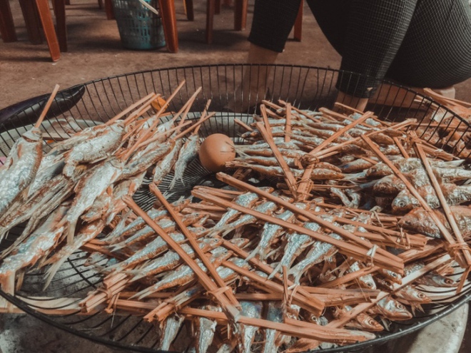 Đ&ecirc;́n Bắc Kạn thưởng thức đặc sản cá nướng Pác Ngòi d&acirc;n dã, đ&acirc;̣m vị núi rừng - Ảnh 3.