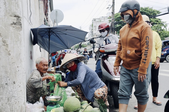 Cụ bà 92 tuổi đội nắng bán trái cây và cái kết ấm lòng của người dân Sài Gòn - Ảnh 4.