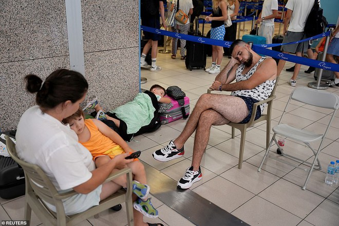 Ác mộng ngày hè tại Hy Lạp: Hàng nghìn người nằm vạ vật khắp nơi, chờ được giải cứu khỏi thảm họa - Ảnh 6.
