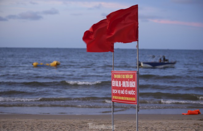 Nắng nóng như thiêu đốt, hàng nghìn người đổ về biển Thiên Cầm giải nhiệt - Ảnh 10.