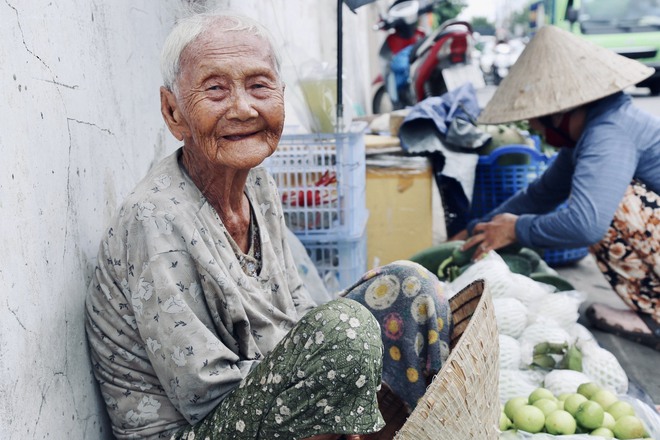 Cụ bà 92 tuổi đội nắng bán trái cây và cái kết ấm lòng của người dân Sài Gòn - Ảnh 2.