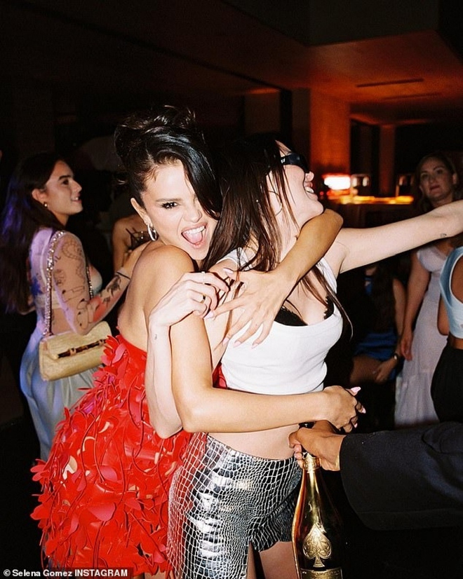 Bên trong bữa tiệc sinh nhật lần thứ 31 toàn sao của Selena Gomez - Ảnh 3.