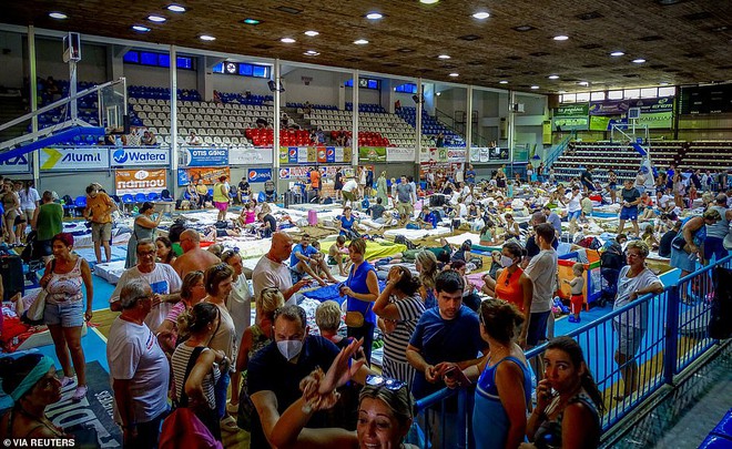 Ác mộng ngày hè tại Hy Lạp: Hàng nghìn người nằm vạ vật khắp nơi, chờ được giải cứu khỏi thảm họa - Ảnh 3.
