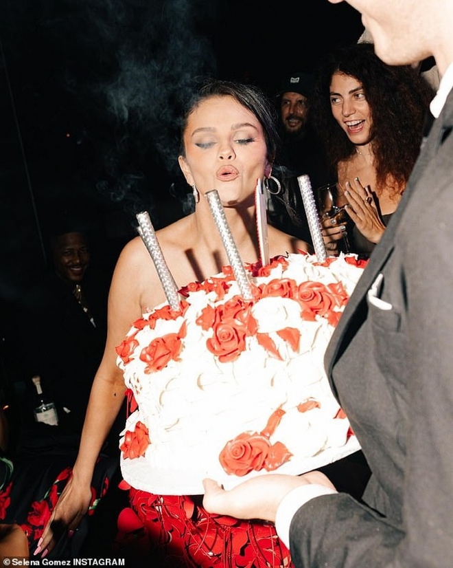 B&ecirc;n trong bữa tiệc sinh nhật lần thứ 31 to&agrave;n sao của Selena Gomez - Ảnh 2.
