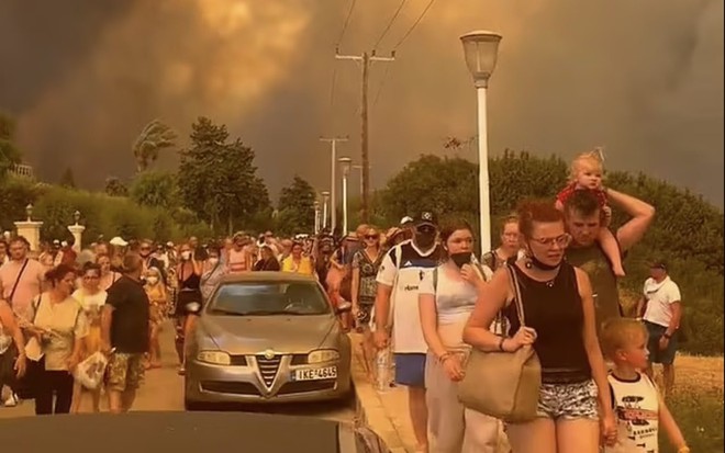Ác mộng ngày hè tại Hy Lạp: Hàng nghìn người nằm vạ vật khắp nơi, chờ được giải cứu khỏi thảm họa - Ảnh 2.