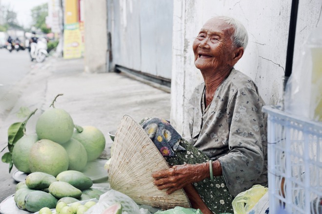 Cụ bà 92 tuổi đội nắng bán trái cây và cái kết ấm lòng của người dân Sài Gòn - Ảnh 5.