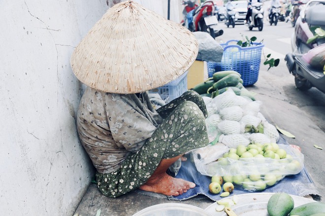Cụ bà 92 tuổi đội nắng bán trái cây và cái kết ấm lòng của người dân Sài Gòn - Ảnh 7.
