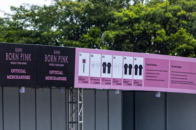 Giá đồ lưu niệm, phụ kiện cổ vũ BLACKPINK tại Hà Nội: Áo phông 1 triệu, gậy phát sáng 1,3 triệu - Ảnh 1.