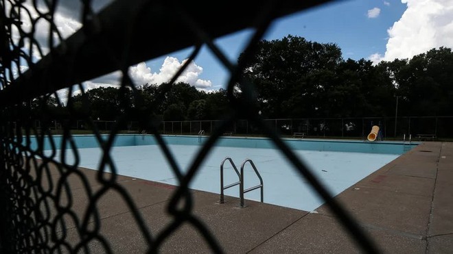 Vì sao Mỹ đóng cửa hàng loạt bể bơi công cộng trong bối cảnh nắng nóng cực điểm? - Ảnh 1.