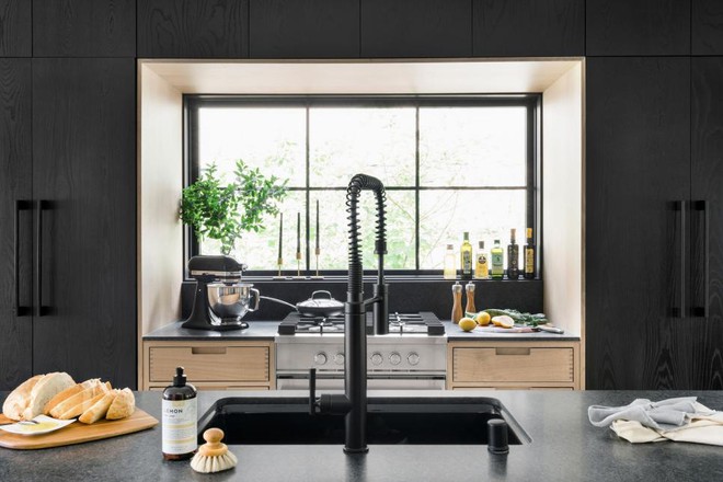 Những căn bếp m&agrave;u đen c&aacute; t&iacute;nh v&agrave; ấn tượng - Ảnh 1.