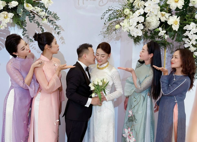 Lễ rước dâu của Phương Oanh và Shark Bình: Cô dâu thay áo dài trắng, rạng rỡ trên xe sang - Ảnh 12.