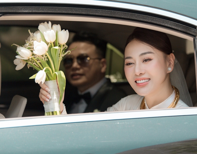 Lễ rước dâu của Phương Oanh và Shark Bình: Cô dâu thay áo dài trắng, rạng rỡ trên xe sang - Ảnh 10.