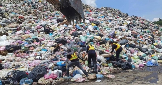 Lỡ tay vứt túi vàng và kim cương, người đàn ông thuê bới tung 40.000 tấn rác để tìm - Ảnh 1.