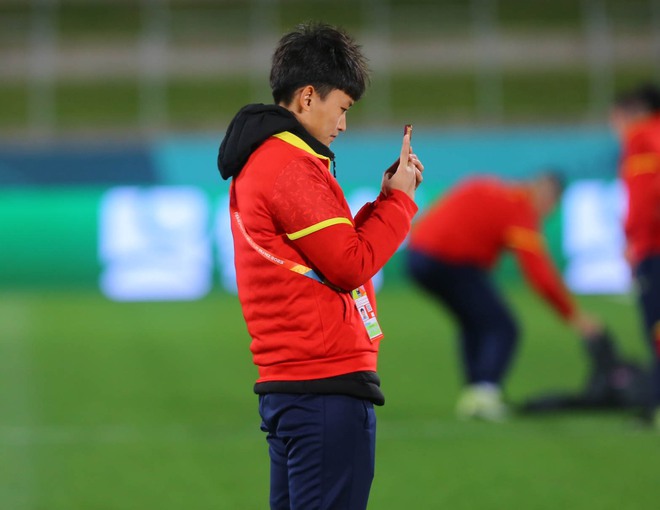 Cầu thủ đội tuyển nữ Việt Nam thích thú chụp ảnh khi làm quen sân thi đấu với ĐT Bồ Đào Nha - Ảnh 7.