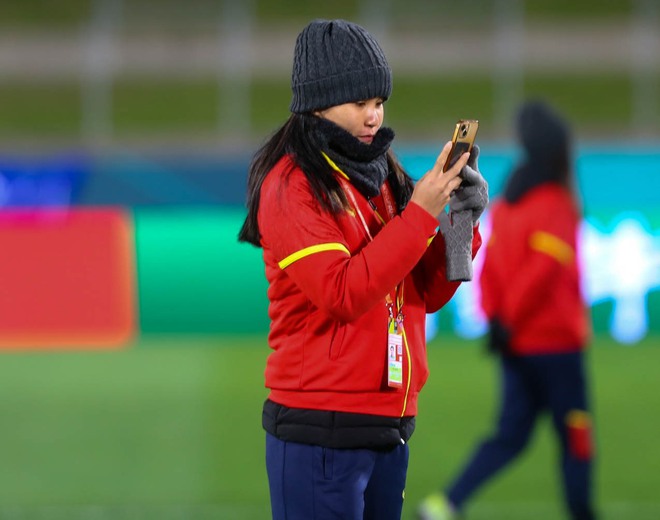 Cầu thủ đội tuyển nữ Việt Nam thích thú chụp ảnh khi làm quen sân thi đấu với ĐT Bồ Đào Nha - Ảnh 6.