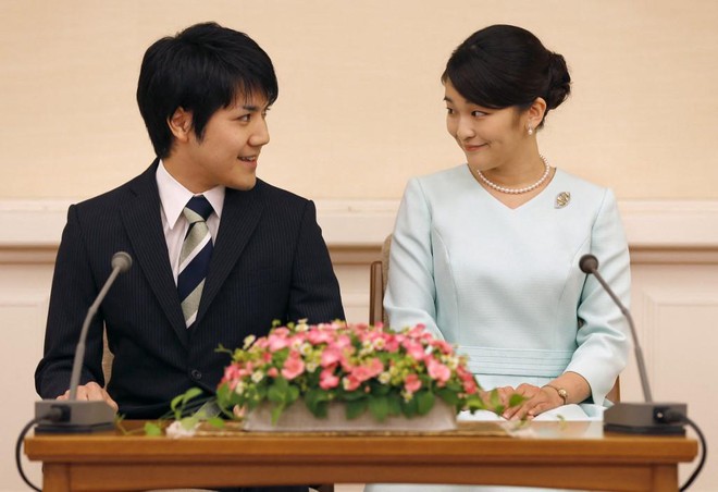 Cựu công chúa Nhật cùng chồng hiếm hoi lộ diện trên phố, thoải mái thể hiện tình cảm - Ảnh 6.