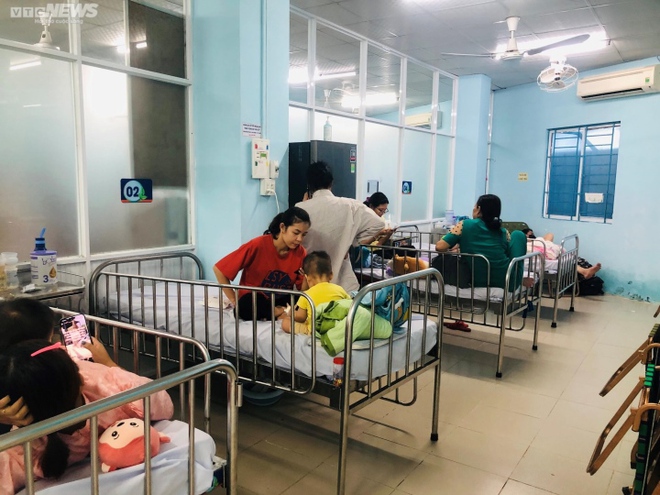 Trẻ mắc tay chân miệng tăng cao, bệnh viện ở TP.HCM kê thêm giường dọc hành lang - Ảnh 3.