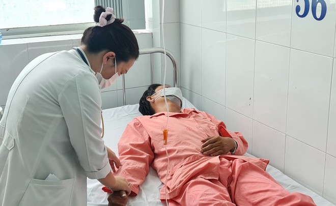 Nh&oacute;m c&ocirc;ng nh&acirc;n bị ngạt kh&iacute; nghi&ecirc;m trọng trong v&ograve;ng 3 ph&uacute;t khi xuống cống - Ảnh 2.