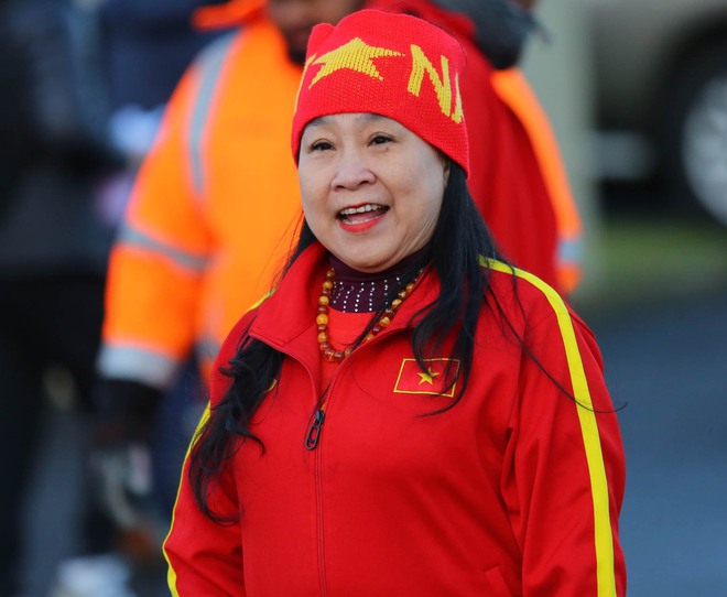 Người hâm mộ rộn ràng đến sân tiếp sức mạnh tinh thần cho đội tuyển nữ Việt Nam - Ảnh 11.